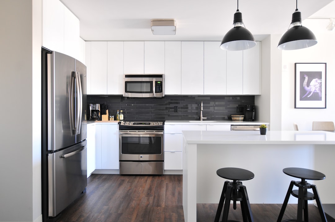 Cocina moderna con tonos claros y oscuros